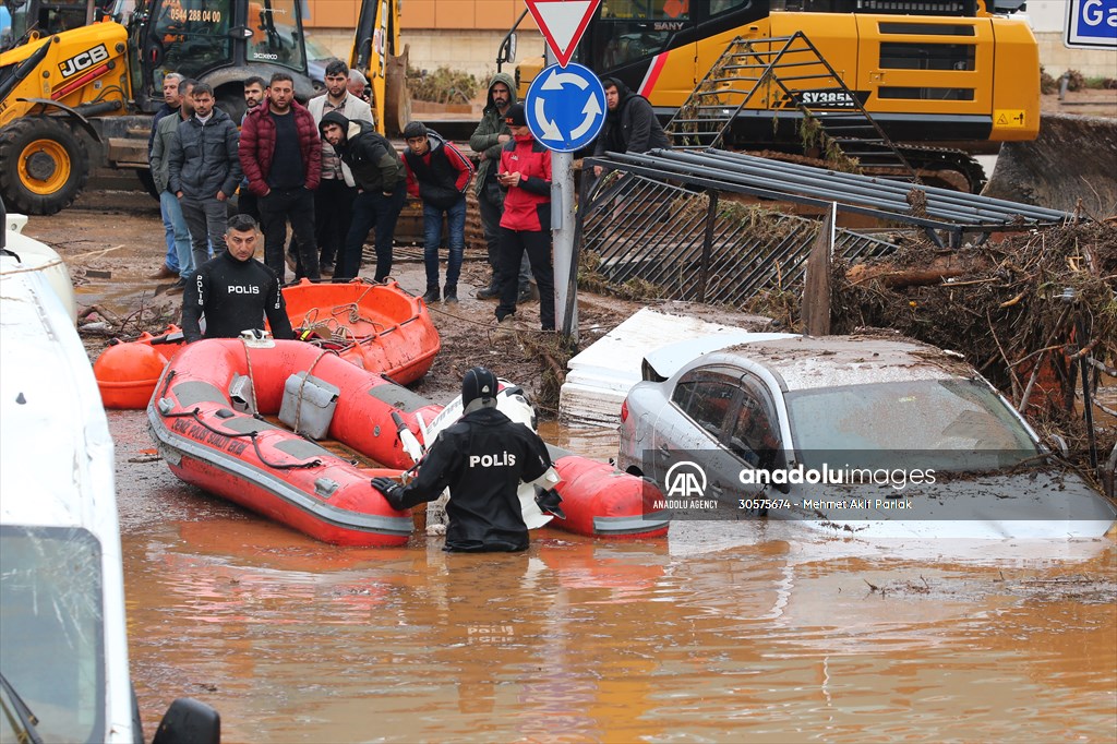 Rescue works continue for citizens stranded due to floods in Sanliurfa