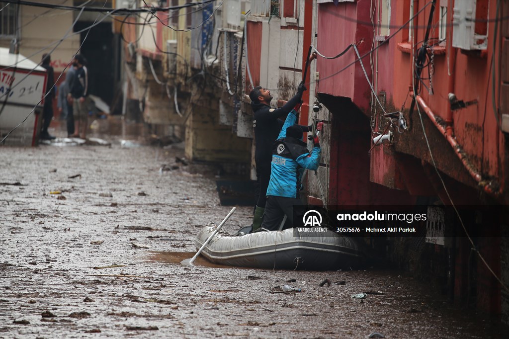 Rescue works continue for citizens stranded due to floods in Sanliurfa