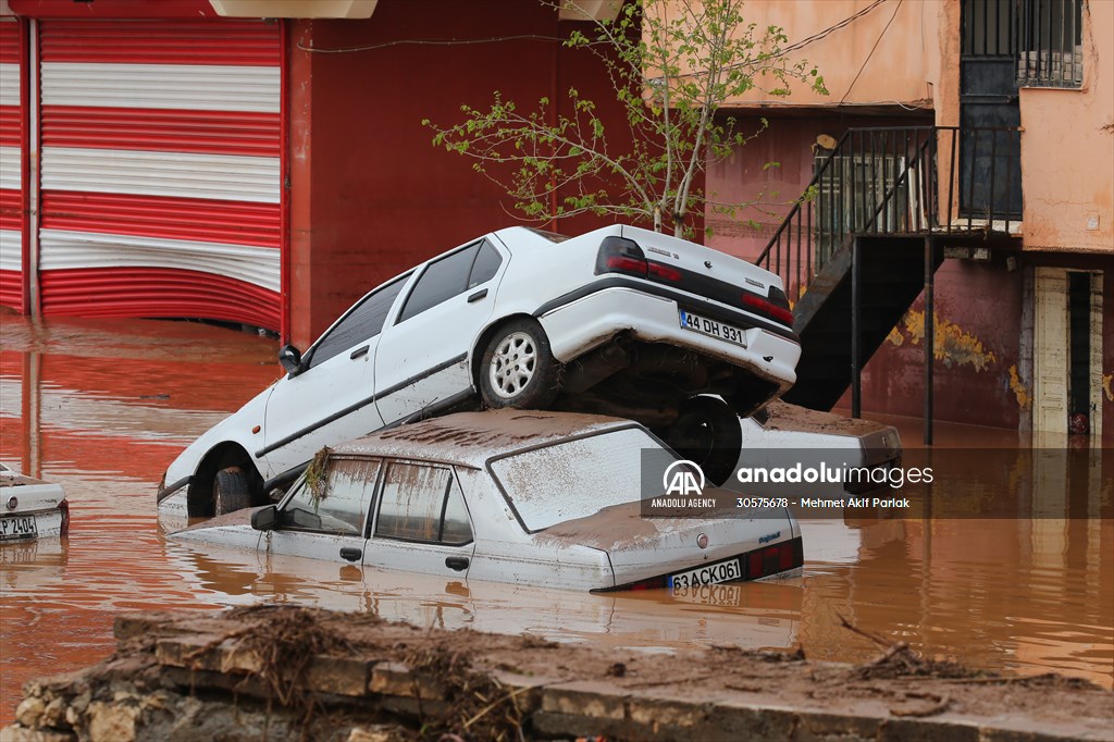 Rescue works continue for citizens stranded due to floods in Sanliurfa