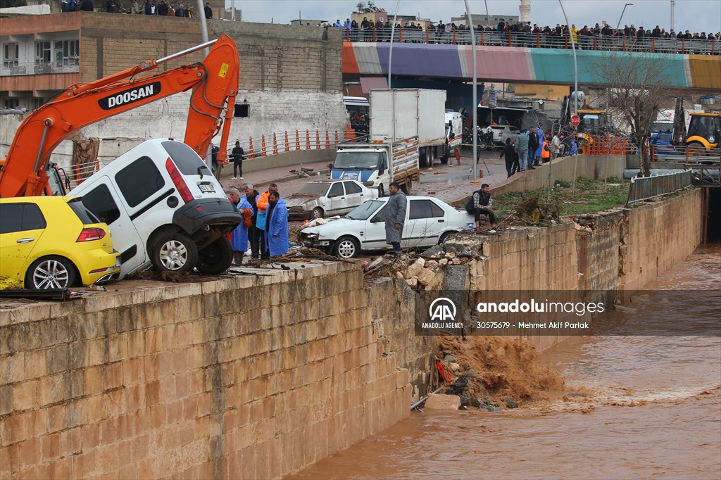 Rescue works continue for citizens stranded due to floods in Sanliurfa