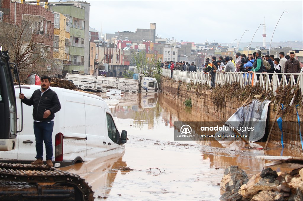 Rescue works continue for citizens stranded due to floods in Sanliurfa