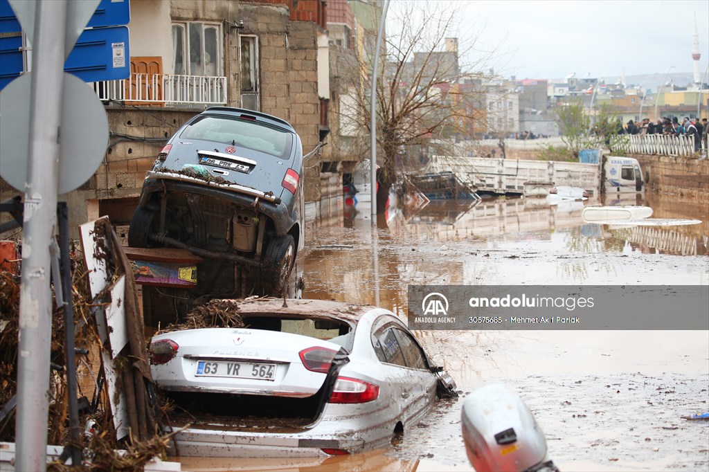 Rescue works continue for citizens stranded due to floods in Sanliurfa