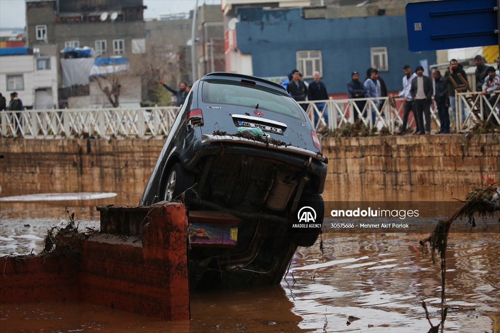 Rescue works continue for citizens stranded due to floods in Sanliurfa