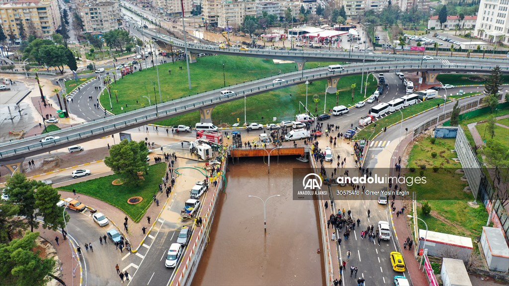 Şanlıurfa'da sel nedeniyle mahsur kalan vatandaşların kurtarılması için çalışma sürüyor
