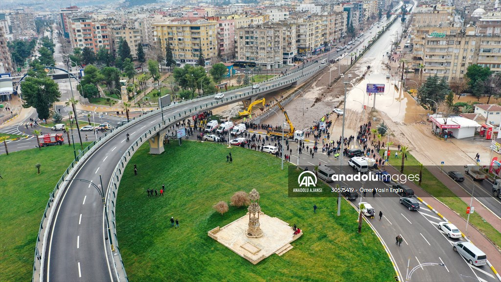 Şanlıurfa'da sel nedeniyle mahsur kalan vatandaşların kurtarılması için çalışma sürüyor