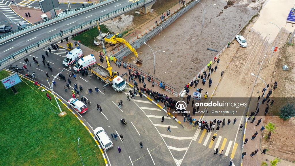 Şanlıurfa'da sel nedeniyle mahsur kalan vatandaşların kurtarılması için çalışma sürüyor