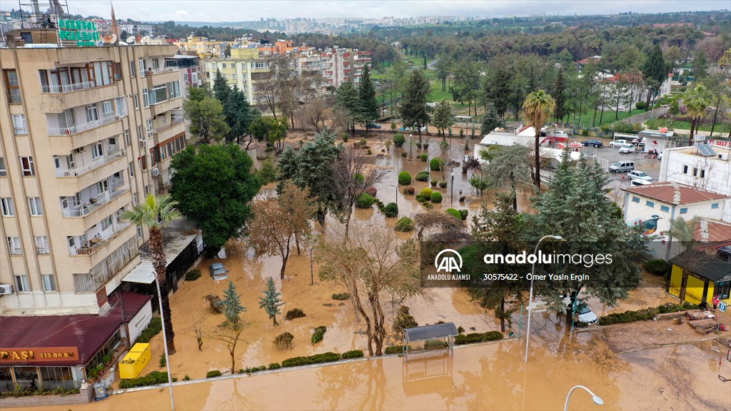 Şanlıurfa'da sel nedeniyle mahsur kalan vatandaşların kurtarılması için çalışma sürüyor