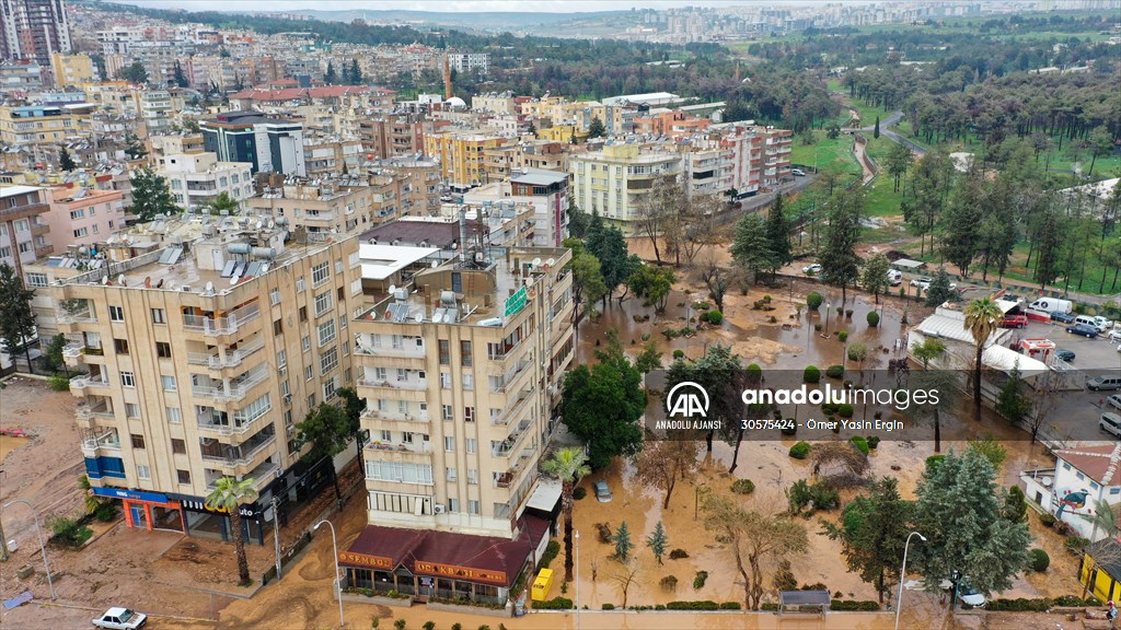 Şanlıurfa'da sel nedeniyle mahsur kalan vatandaşların kurtarılması için çalışma sürüyor