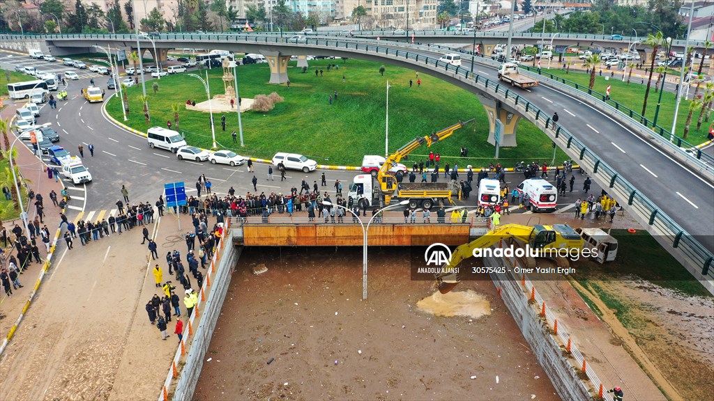 Şanlıurfa'da sel nedeniyle mahsur kalan vatandaşların kurtarılması için çalışma sürüyor