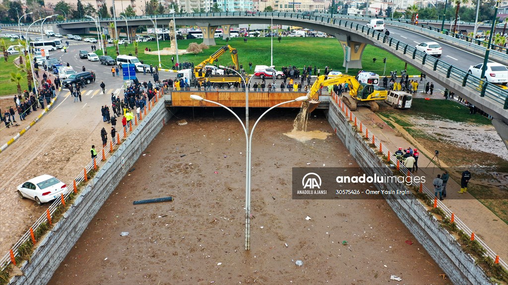 Şanlıurfa'da sel nedeniyle mahsur kalan vatandaşların kurtarılması için çalışma sürüyor