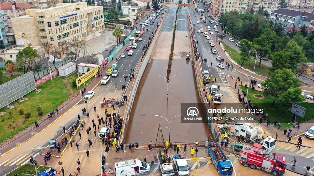 Şanlıurfa'da sel nedeniyle mahsur kalan vatandaşların kurtarılması için çalışma sürüyor
