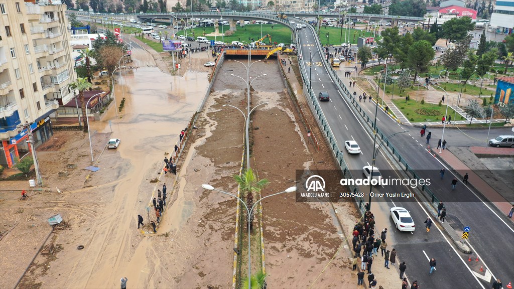 Şanlıurfa'da sel nedeniyle mahsur kalan vatandaşların kurtarılması için çalışma sürüyor