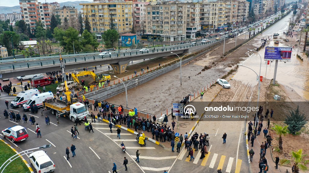 Şanlıurfa'da sel nedeniyle mahsur kalan vatandaşların kurtarılması için çalışma sürüyor