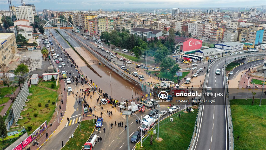 Şanlıurfa'da sel nedeniyle mahsur kalan vatandaşların kurtarılması için çalışma sürüyor