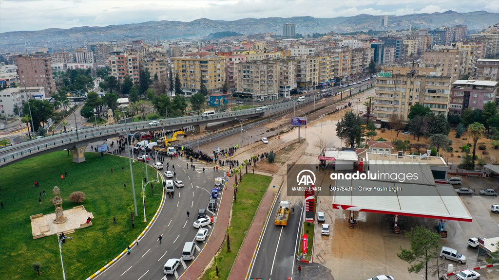 Şanlıurfa'da sel nedeniyle mahsur kalan vatandaşların kurtarılması için çalışma sürüyor