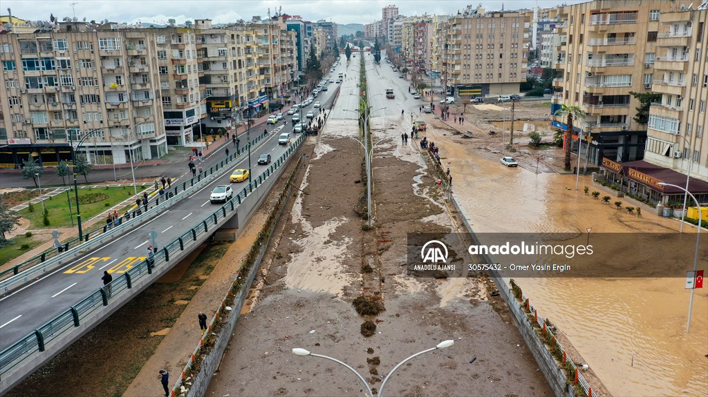 Şanlıurfa'da sel nedeniyle mahsur kalan vatandaşların kurtarılması için çalışma sürüyor