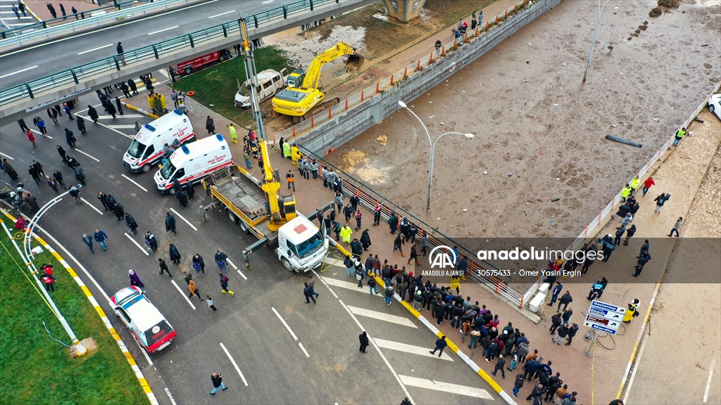 Şanlıurfa'da sel nedeniyle mahsur kalan vatandaşların kurtarılması için çalışma sürüyor
