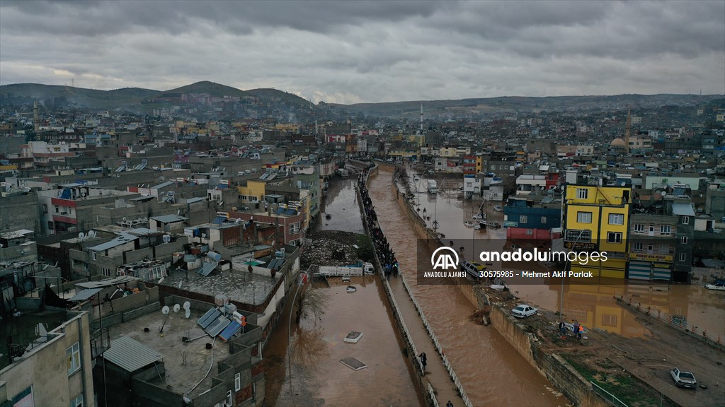 Şanlıurfa'da sel nedeniyle mahsur kalan vatandaşların kurtarılması için çalışma sürüyor