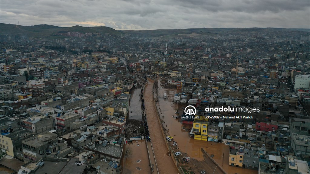Şanlıurfa'da sel nedeniyle mahsur kalan vatandaşların kurtarılması için çalışma sürüyor