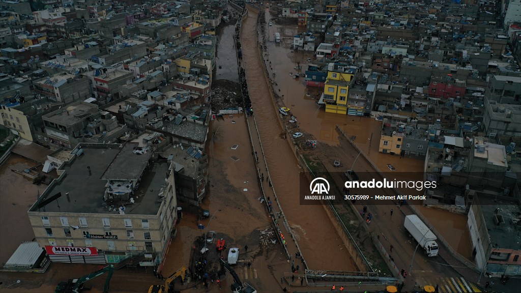 Şanlıurfa'da sel nedeniyle mahsur kalan vatandaşların kurtarılması için çalışma sürüyor