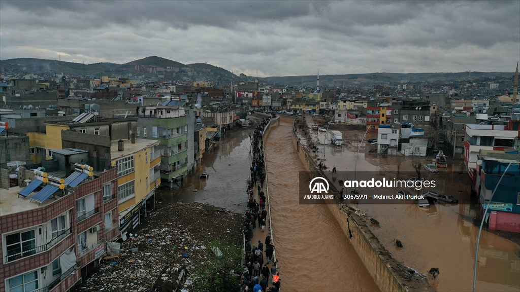 Şanlıurfa'da sel nedeniyle mahsur kalan vatandaşların kurtarılması için çalışma sürüyor