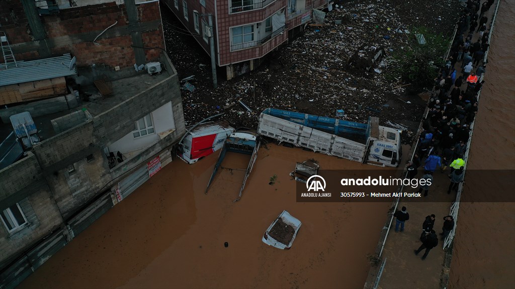 Şanlıurfa'da sel nedeniyle mahsur kalan vatandaşların kurtarılması için çalışma sürüyor