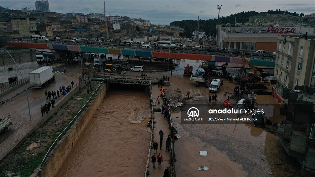 Şanlıurfa'da sel nedeniyle mahsur kalan vatandaşların kurtarılması için çalışma sürüyor