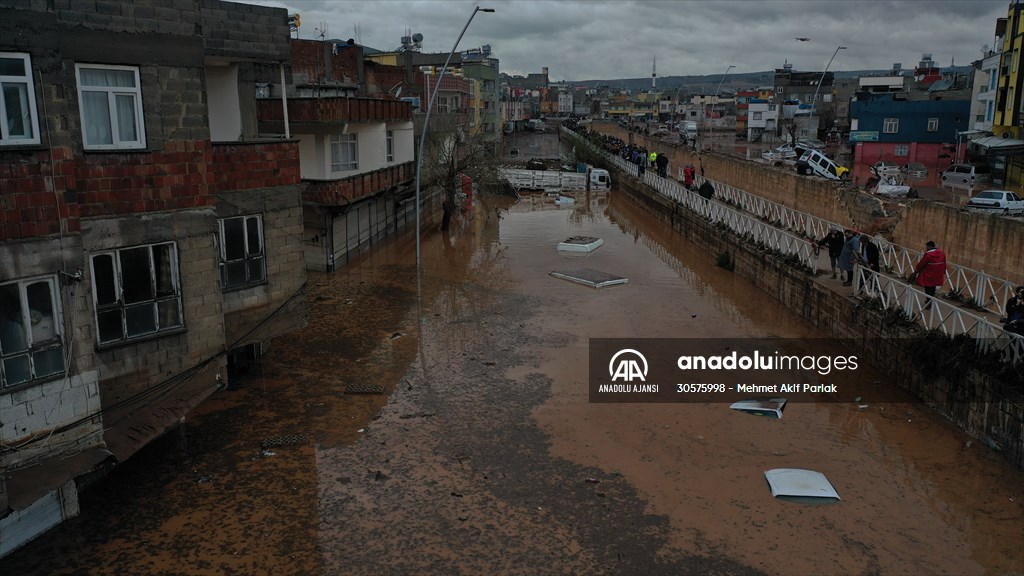 Şanlıurfa'da sel nedeniyle mahsur kalan vatandaşların kurtarılması için çalışma sürüyor