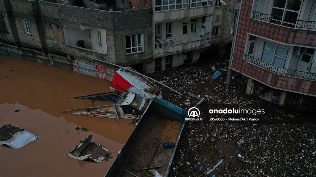 Şanlıurfa'da sel nedeniyle mahsur kalan vatandaşların kurtarılması için çalışma sürüyor