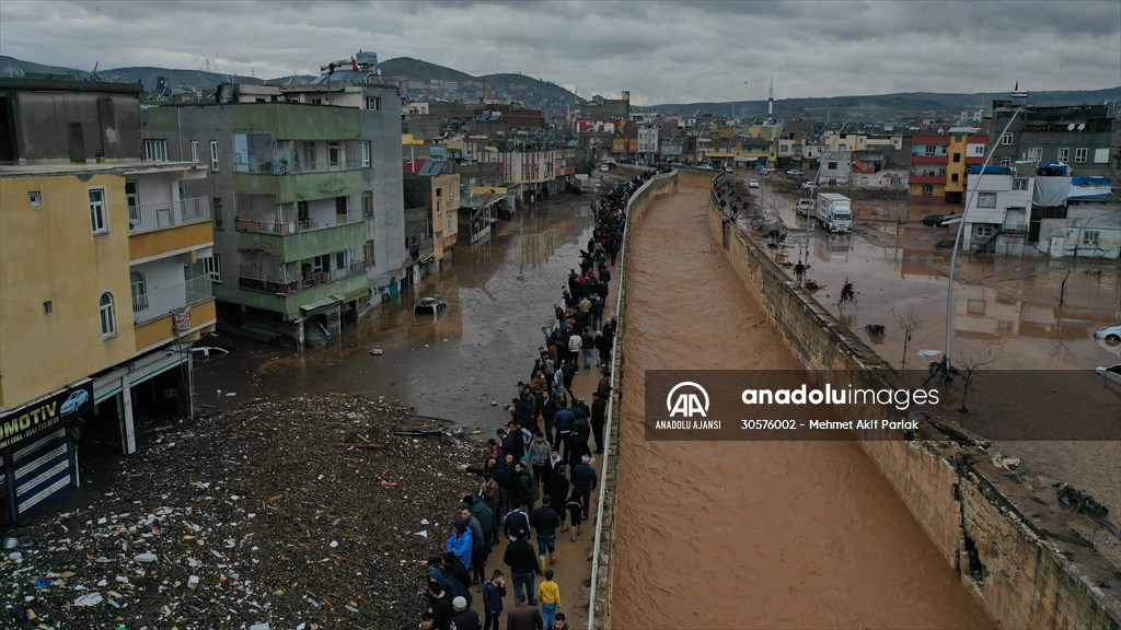 Şanlıurfa'da sel nedeniyle mahsur kalan vatandaşların kurtarılması için çalışma sürüyor