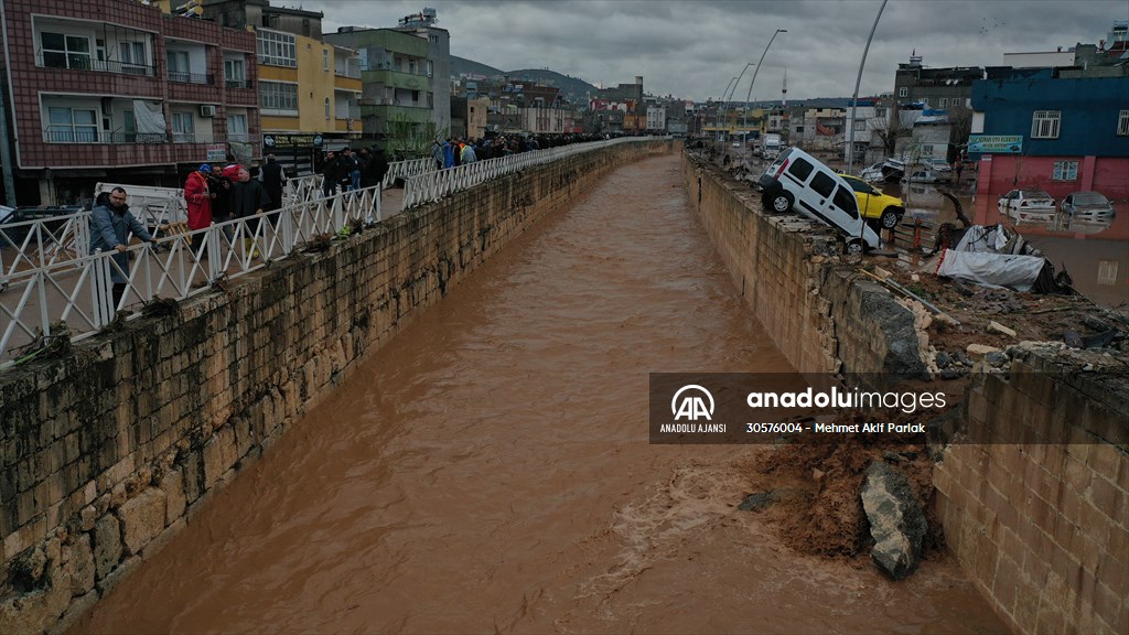 Şanlıurfa'da sel nedeniyle mahsur kalan vatandaşların kurtarılması için çalışma sürüyor