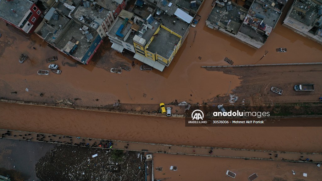 Şanlıurfa'da sel nedeniyle mahsur kalan vatandaşların kurtarılması için çalışma sürüyor