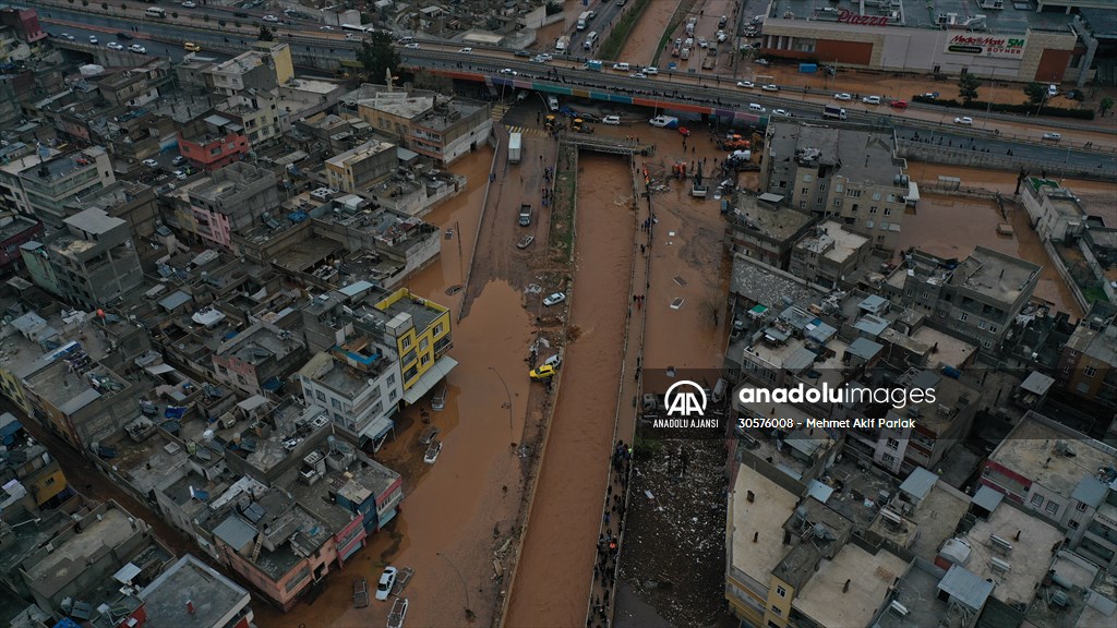 Şanlıurfa'da sel nedeniyle mahsur kalan vatandaşların kurtarılması için çalışma sürüyor