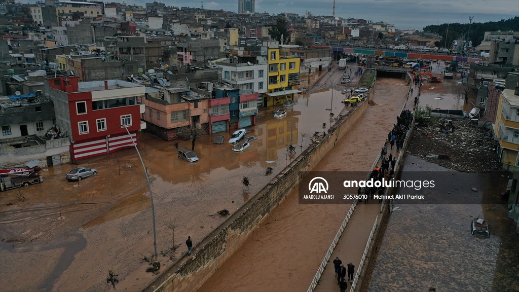 Şanlıurfa'da sel nedeniyle mahsur kalan vatandaşların kurtarılması için çalışma sürüyor