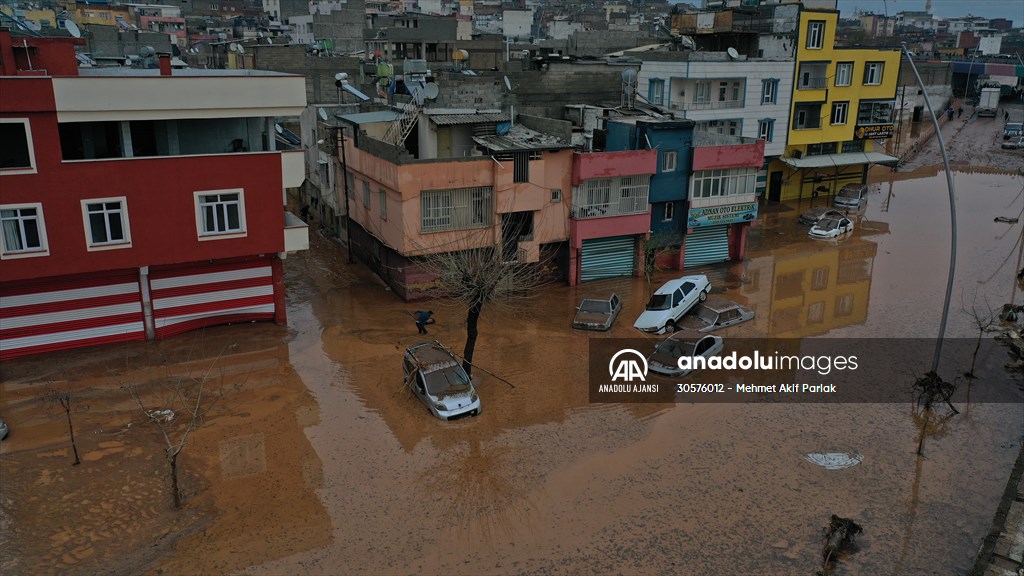 Şanlıurfa'da sel nedeniyle mahsur kalan vatandaşların kurtarılması için çalışma sürüyor