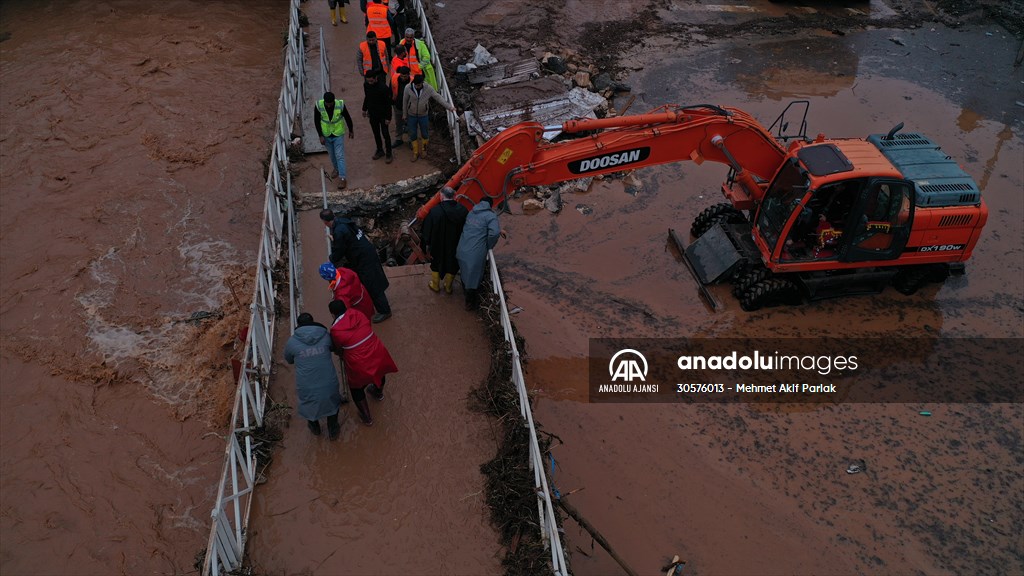 Şanlıurfa'da sel nedeniyle mahsur kalan vatandaşların kurtarılması için çalışma sürüyor