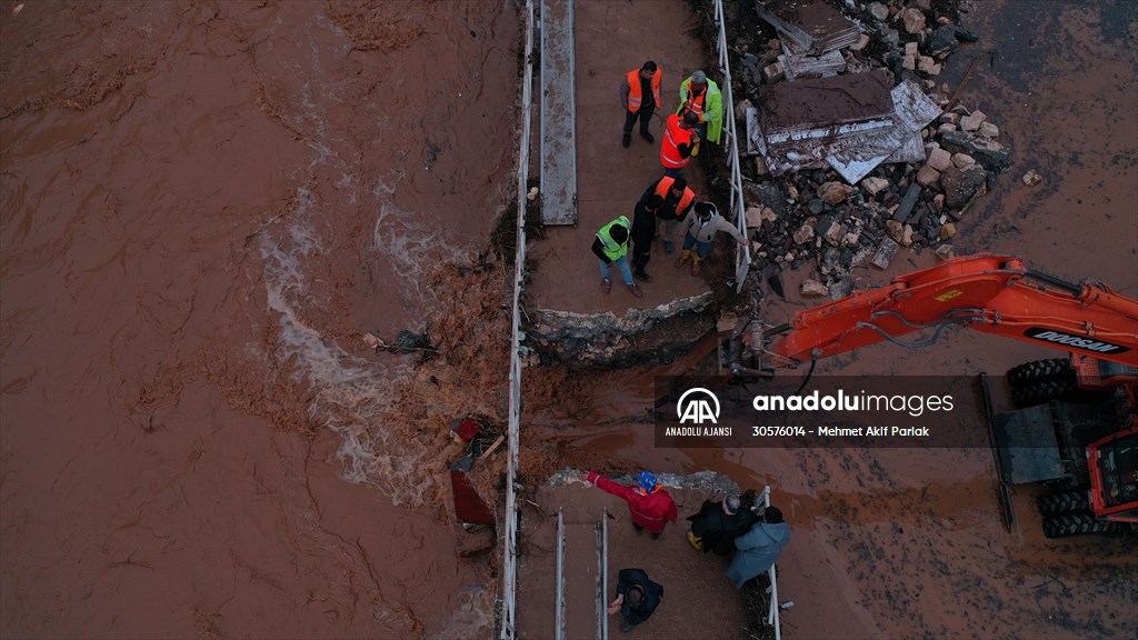 Şanlıurfa'da sel nedeniyle mahsur kalan vatandaşların kurtarılması için çalışma sürüyor