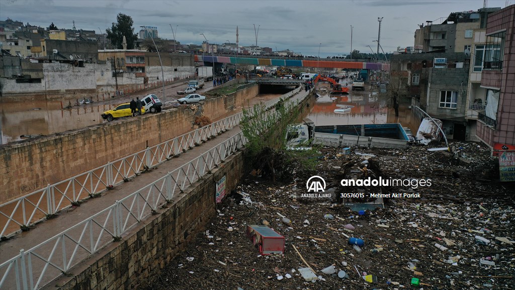 Şanlıurfa'da sel nedeniyle mahsur kalan vatandaşların kurtarılması için çalışma sürüyor