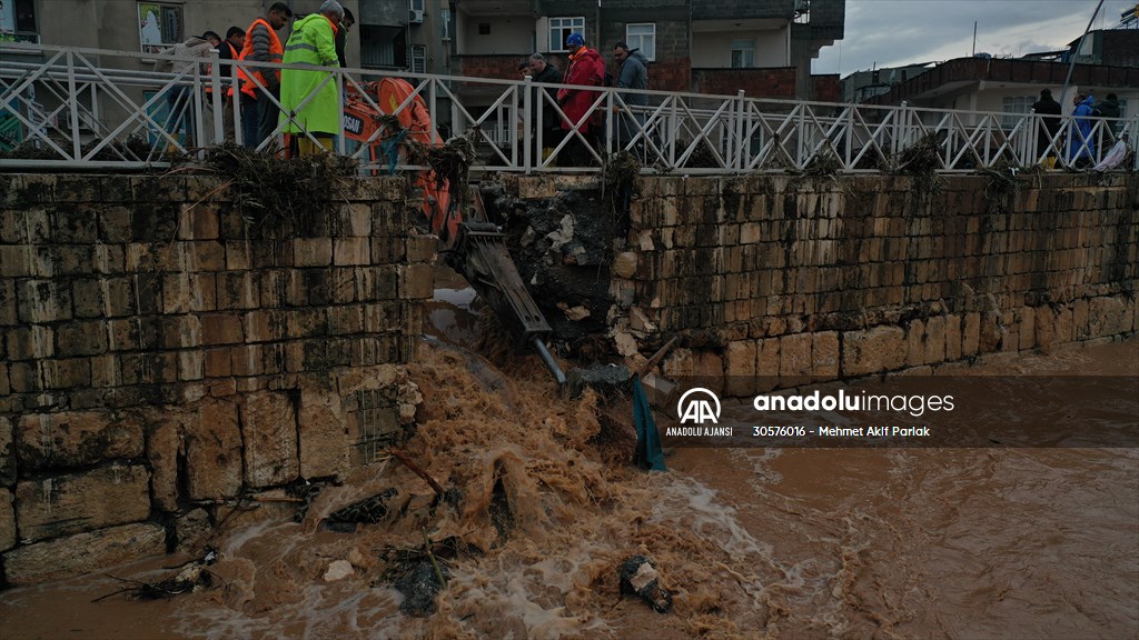 Şanlıurfa'da sel nedeniyle mahsur kalan vatandaşların kurtarılması için çalışma sürüyor