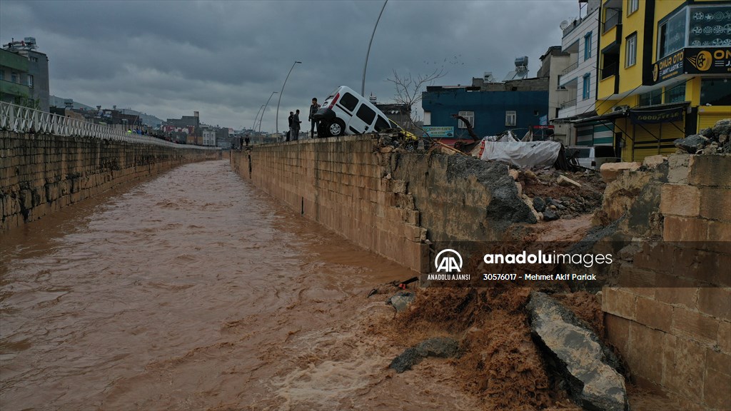 Şanlıurfa'da sel nedeniyle mahsur kalan vatandaşların kurtarılması için çalışma sürüyor