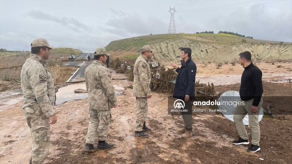 Şanlıurfa'da sel nedeniyle çöken yoldan geçen tır suya kapıldı