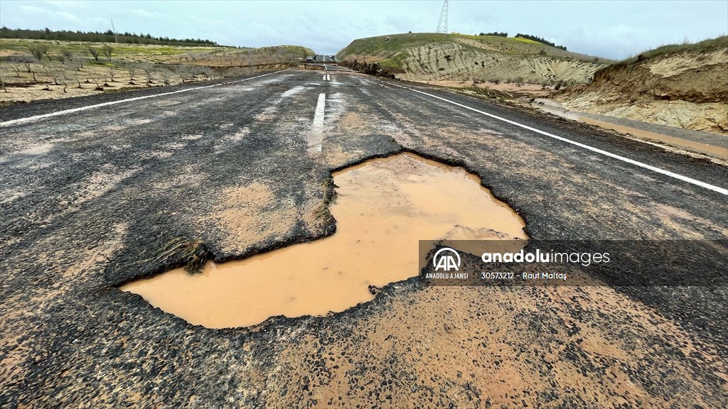 Şanlıurfa'da sel nedeniyle çöken yoldan geçen tır suya kapıldı