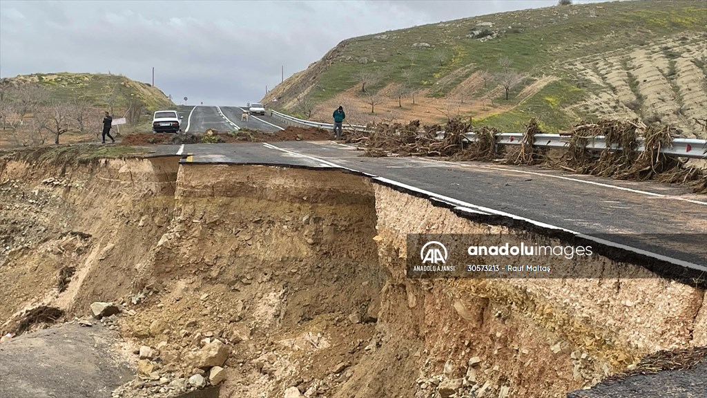 Şanlıurfa'da sel nedeniyle çöken yoldan geçen tır suya kapıldı