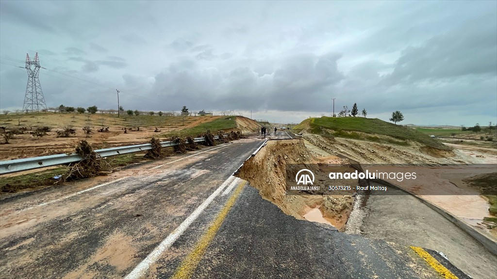 Şanlıurfa'da sel nedeniyle çöken yoldan geçen tır suya kapıldı