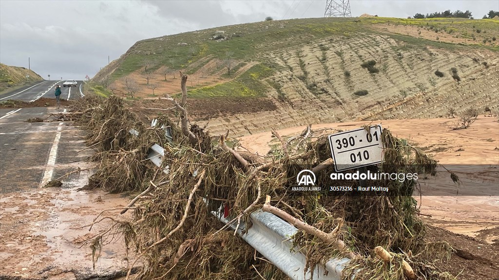 Şanlıurfa'da sel nedeniyle çöken yoldan geçen tır suya kapıldı