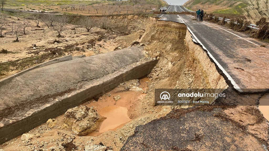 Şanlıurfa'da sel nedeniyle çöken yoldan geçen tır suya kapıldı