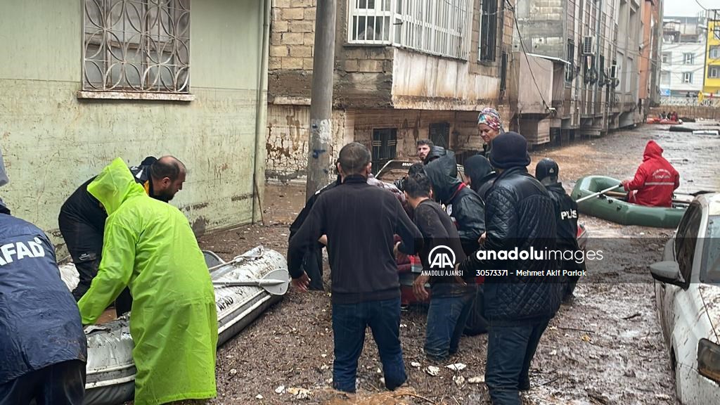 Şanlıurfa'da sel nedeniyle mahsur kalan vatandaşların kurtarılması için çalışma sürüyor