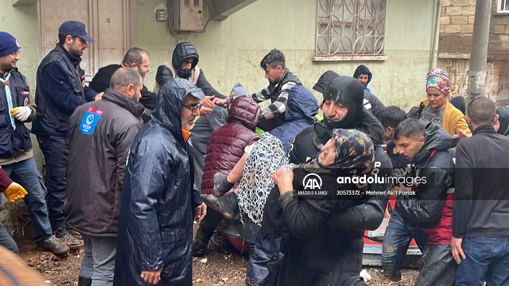 Şanlıurfa'da sel nedeniyle mahsur kalan vatandaşların kurtarılması için çalışma sürüyor