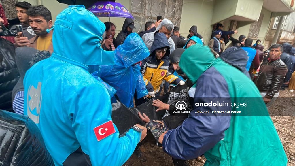 Şanlıurfa'da sel nedeniyle mahsur kalan vatandaşların kurtarılması için çalışma sürüyor
