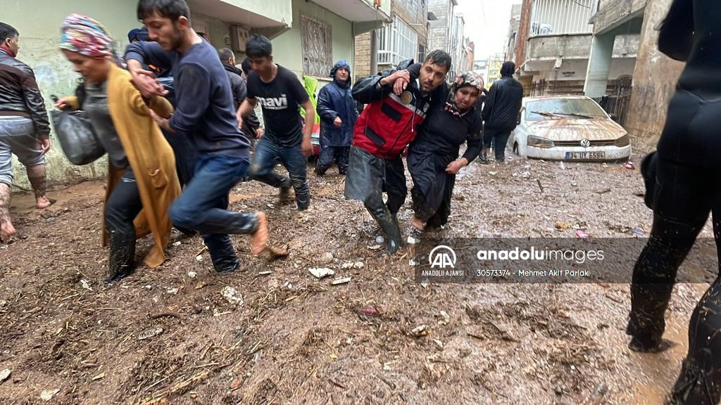 Şanlıurfa'da sel nedeniyle mahsur kalan vatandaşların kurtarılması için çalışma sürüyor